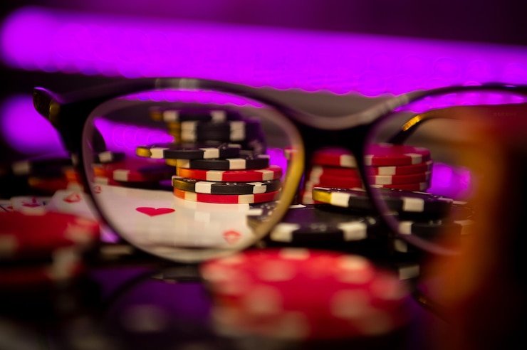 Pengguna memeriksa batas deposit dari ponsel